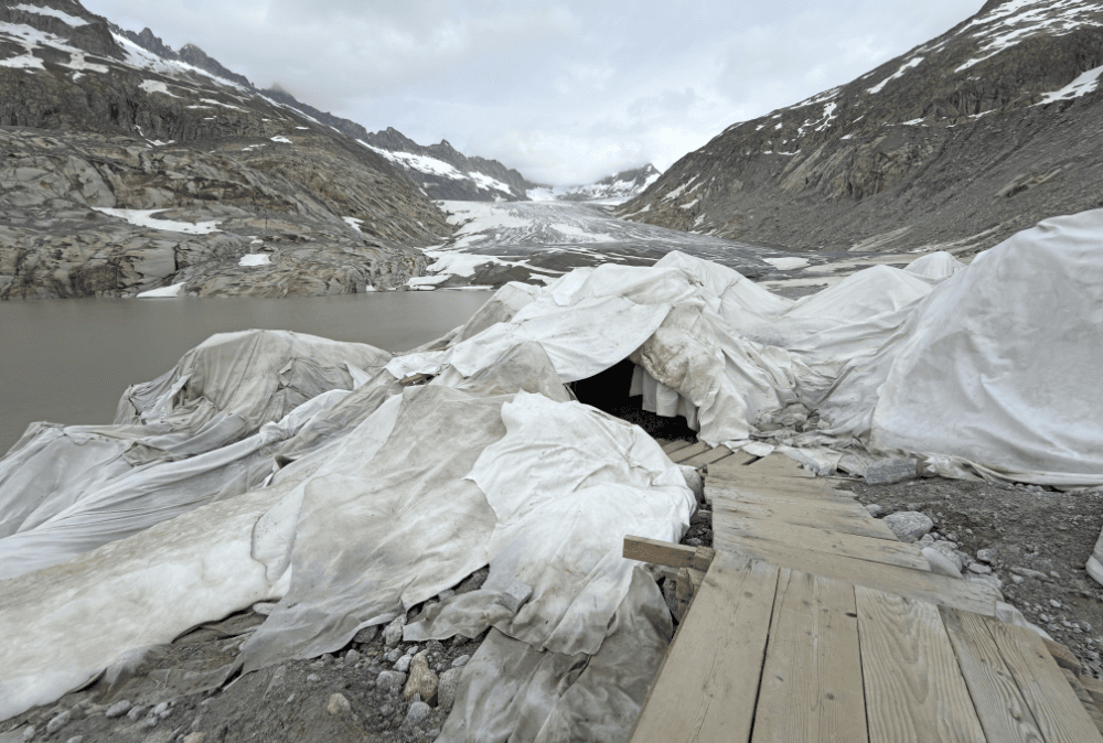 Mit Blachen bedeckte Gletschergrotte am Rhonegletscher